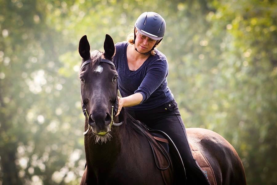 Astrid rijdt op haar paard