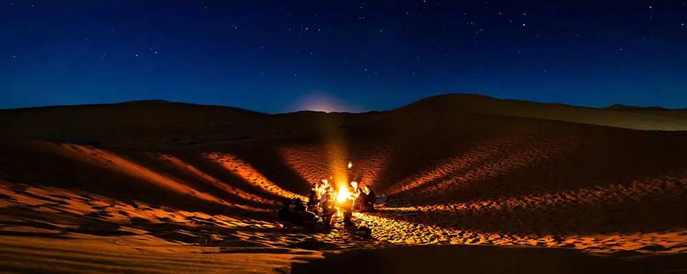 Notte nel deserto sotto un cielo stellato