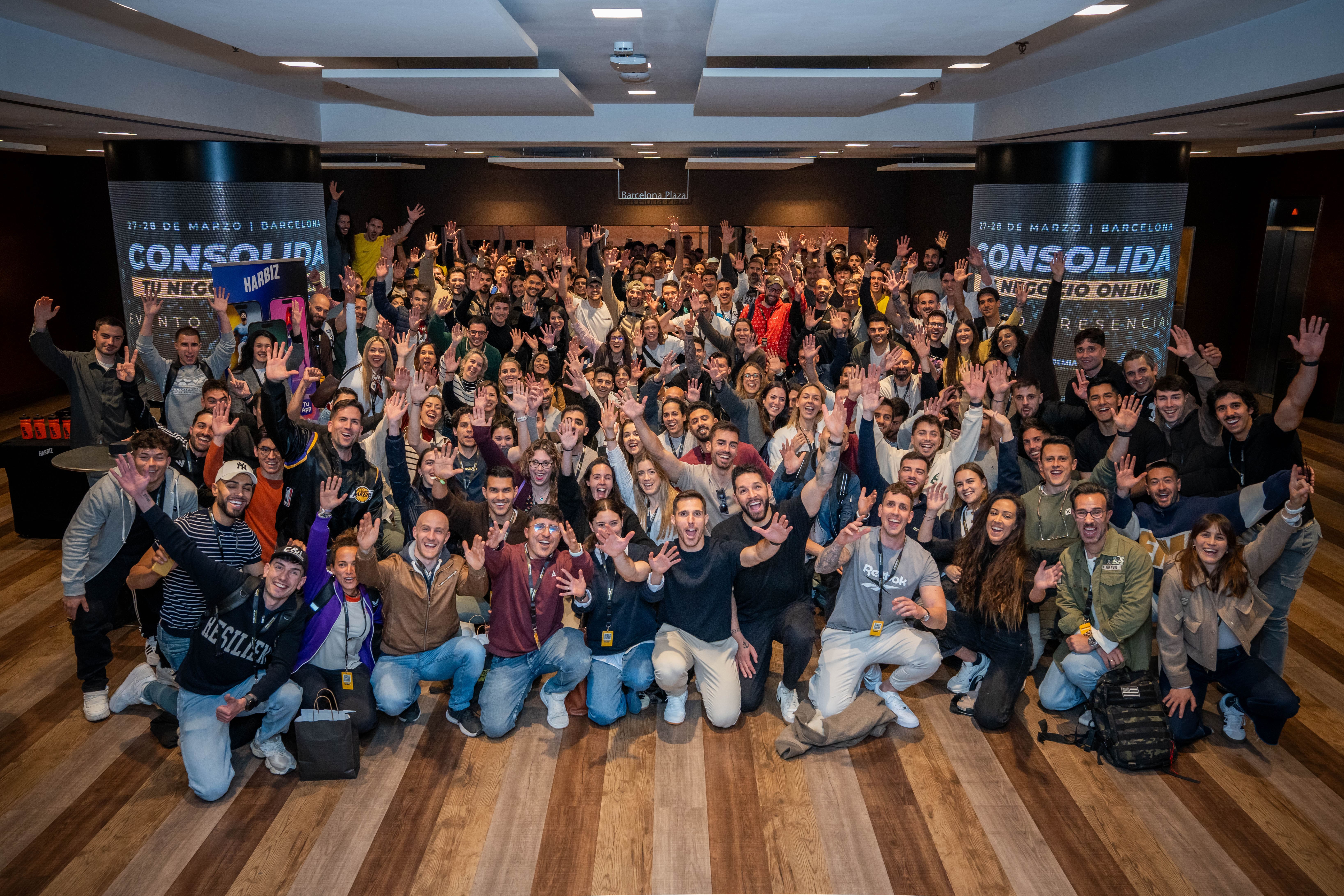 Foto grupal de alumnos de la Academia de Entrenadores Online en un evento presencial en Málaga