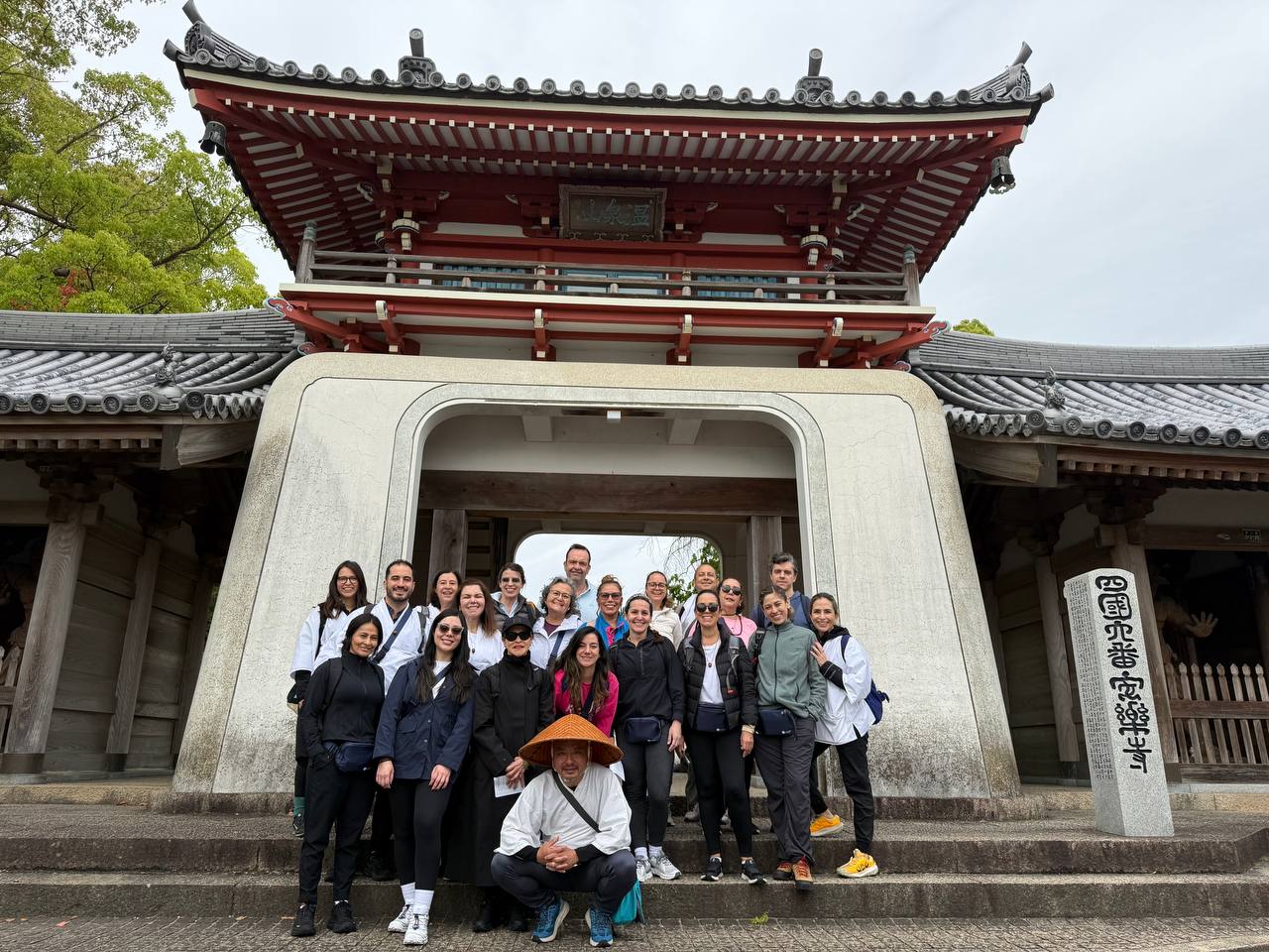 Grupo de IN frente a un templo