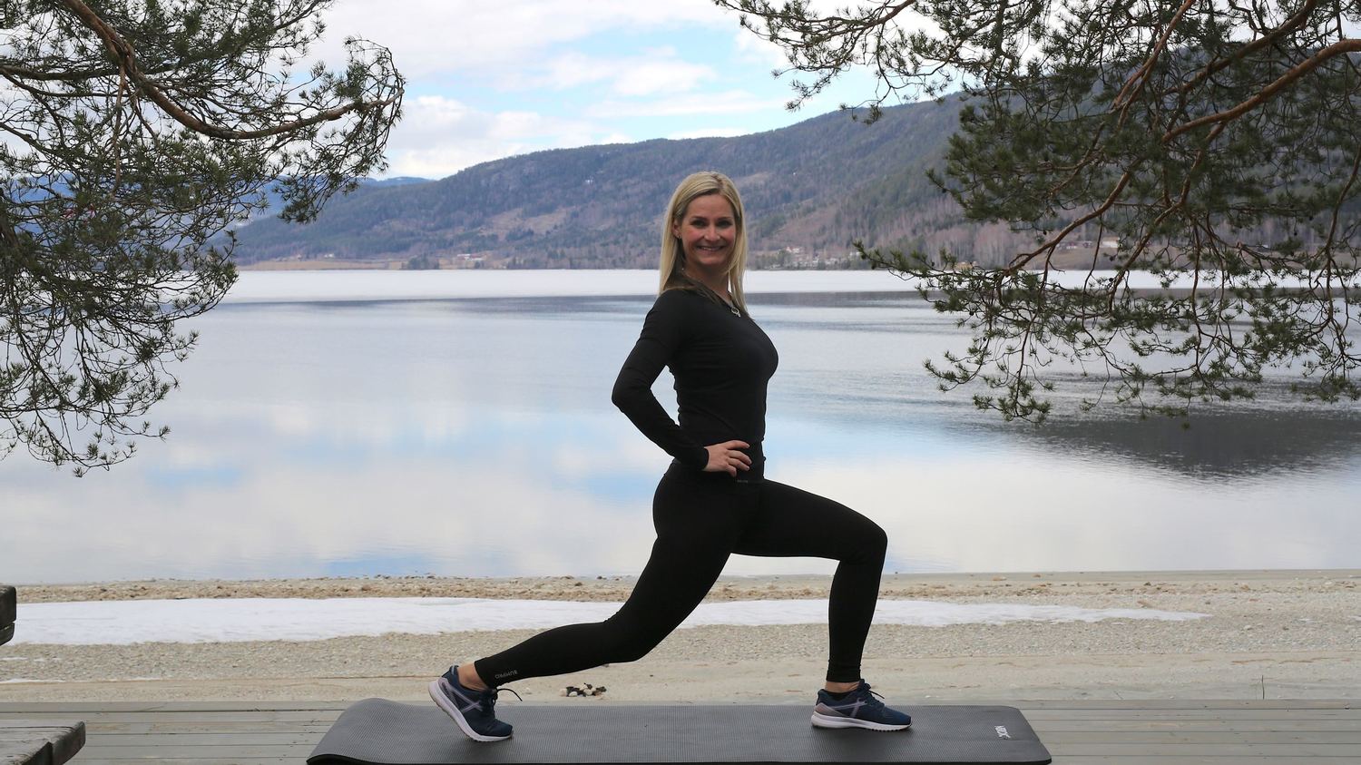 Maiken Lund trener ved en innsjø