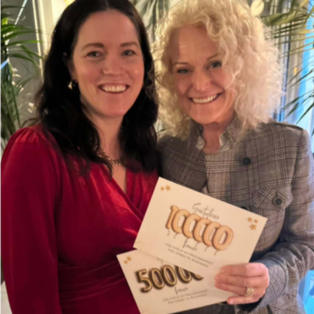 Grete med gavene for 100.000 og 500.000 kroner