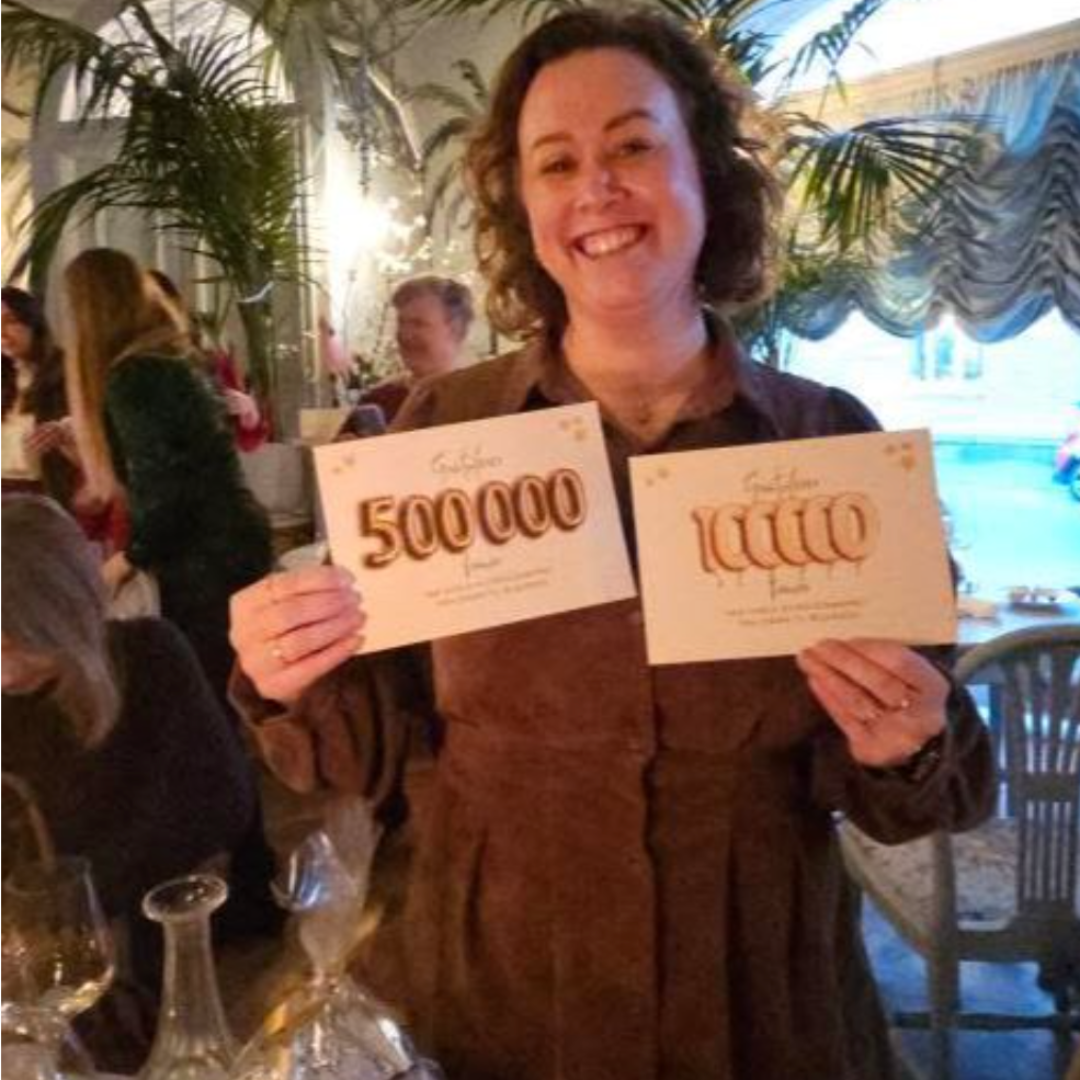 Ingelin med gavene for 100.000 og 500.000 kroner