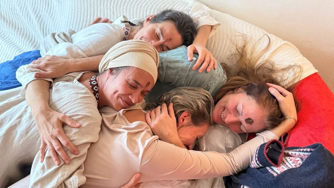 Frauen liegen eng beieinander