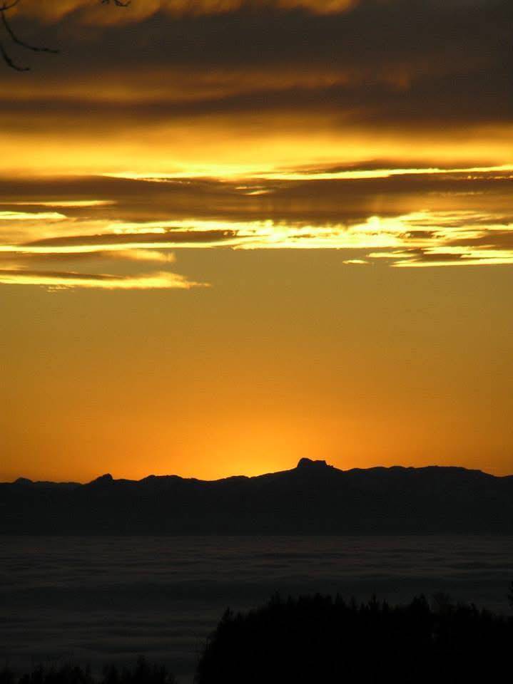 Sonnenaufgang über den Hügeln