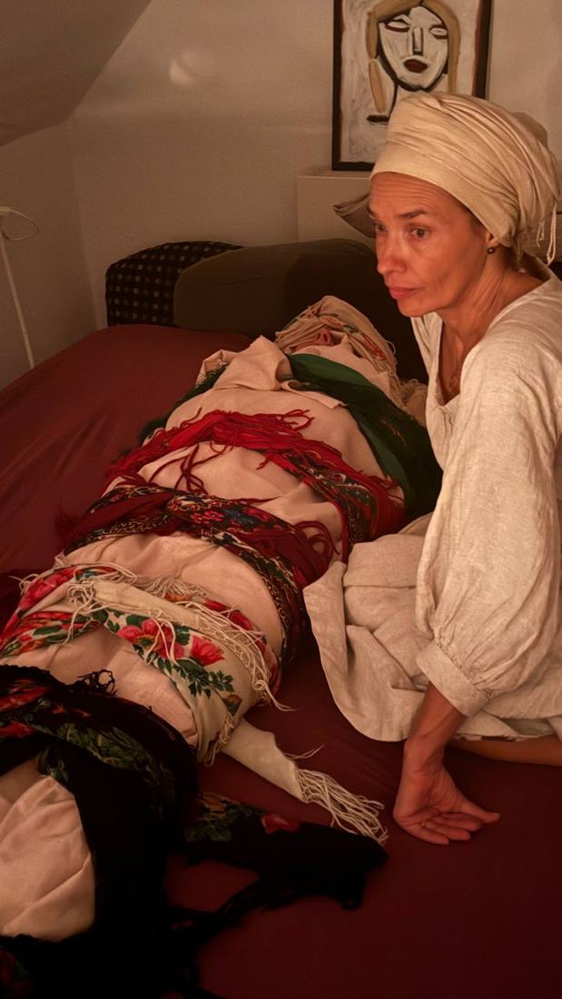 Gewickelte Frau mit weißem Kopftuch