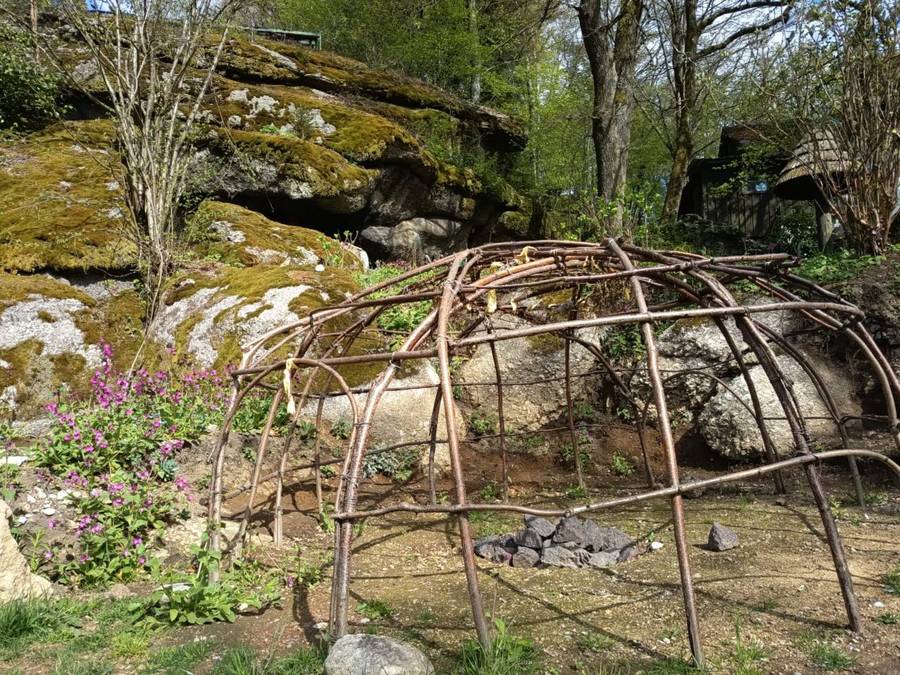 Weidengerüst des Temazcal zwischen Granitfelsen