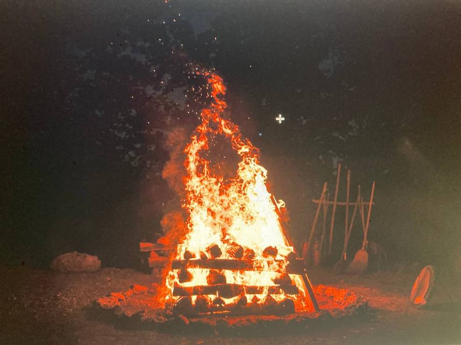 Großes Feuer in der Nacht