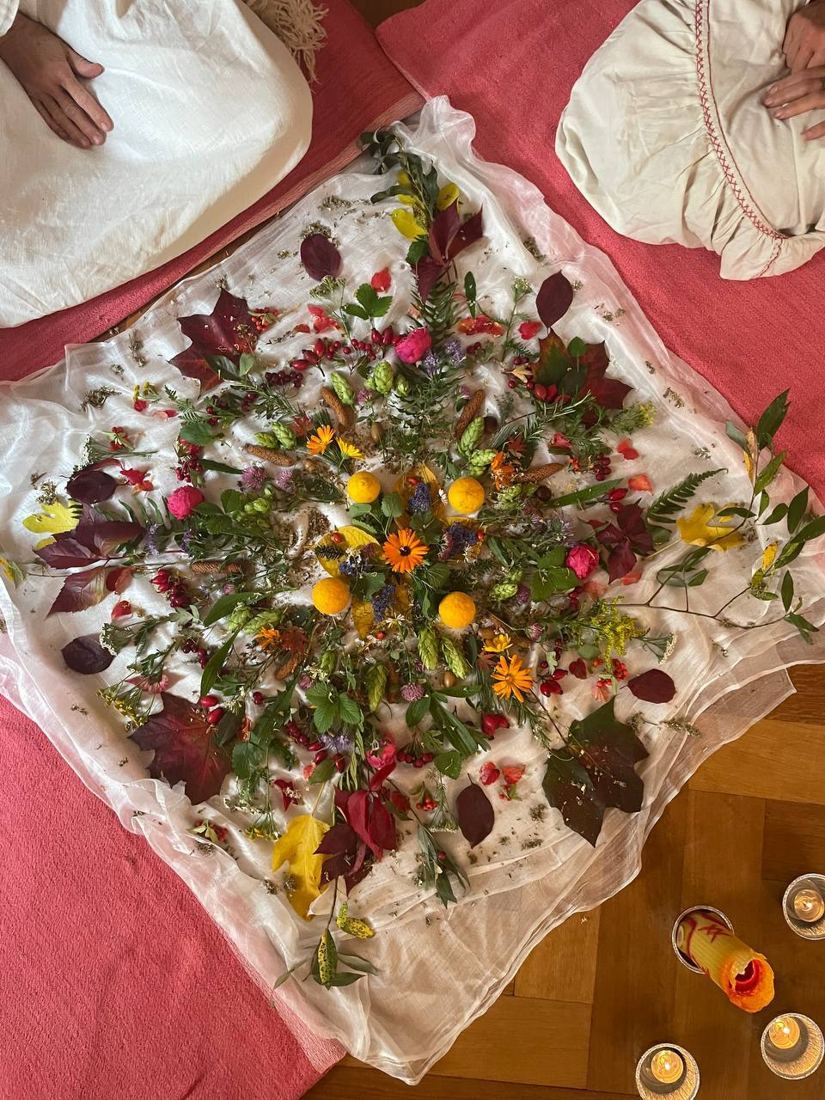 Blütenmandala aus Rosen, Kräutern und Blättern