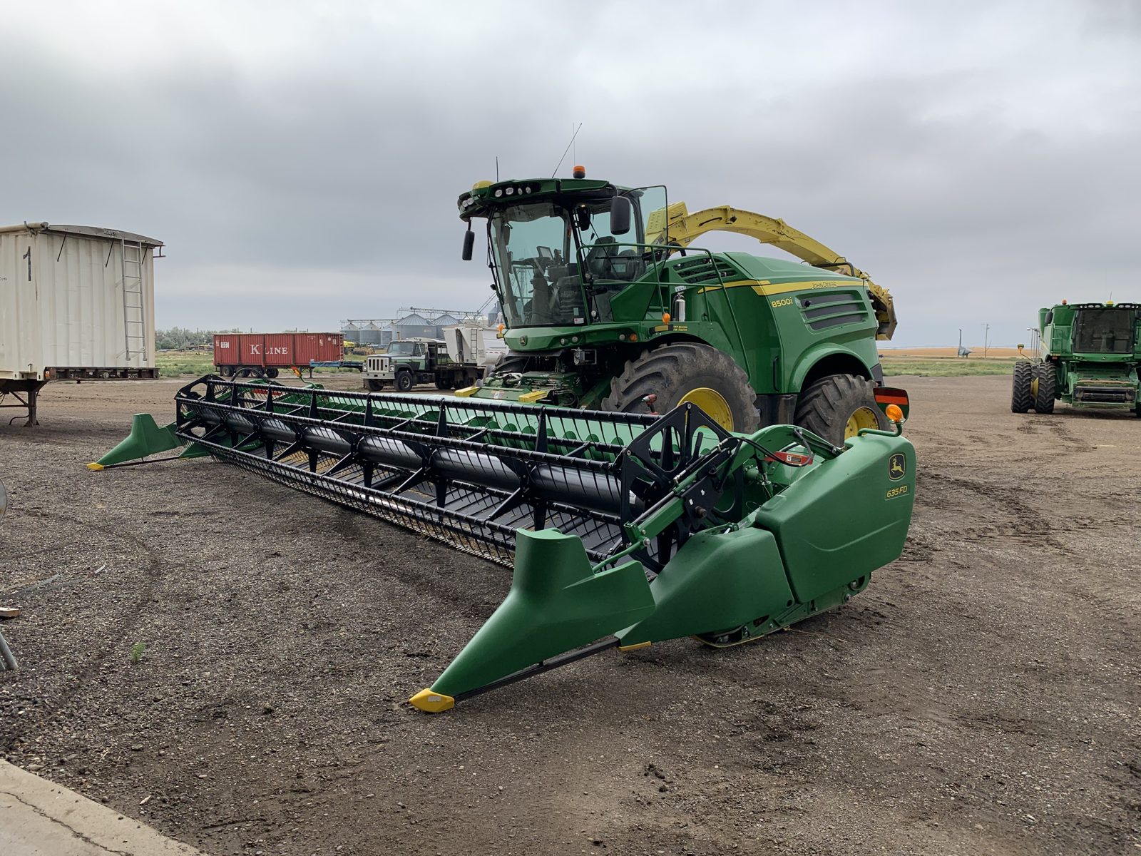 A John Deere 8500i forage harvester with a 635FD header.