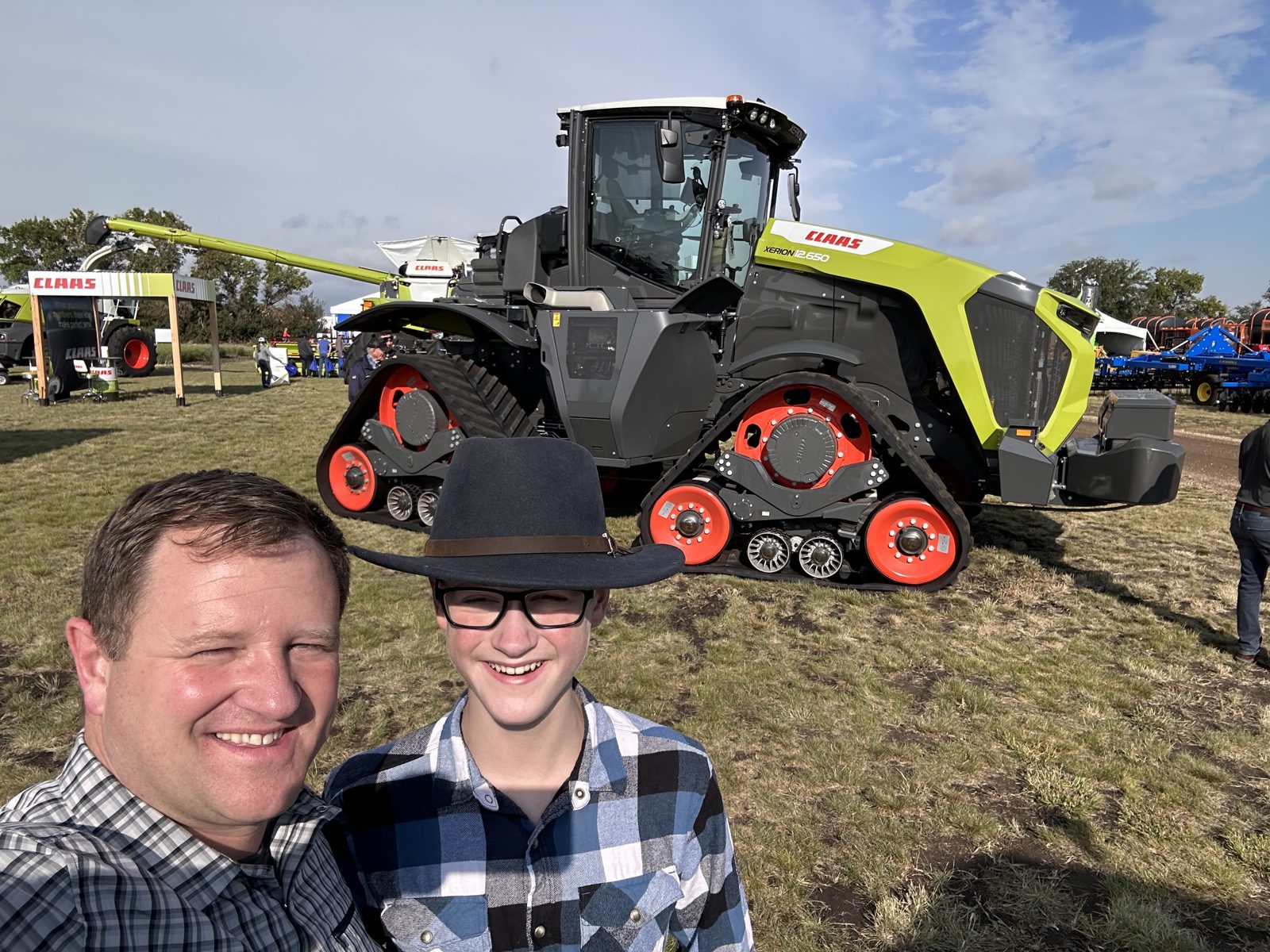 A closer look at the tracked CLAAS XERION 12.650.