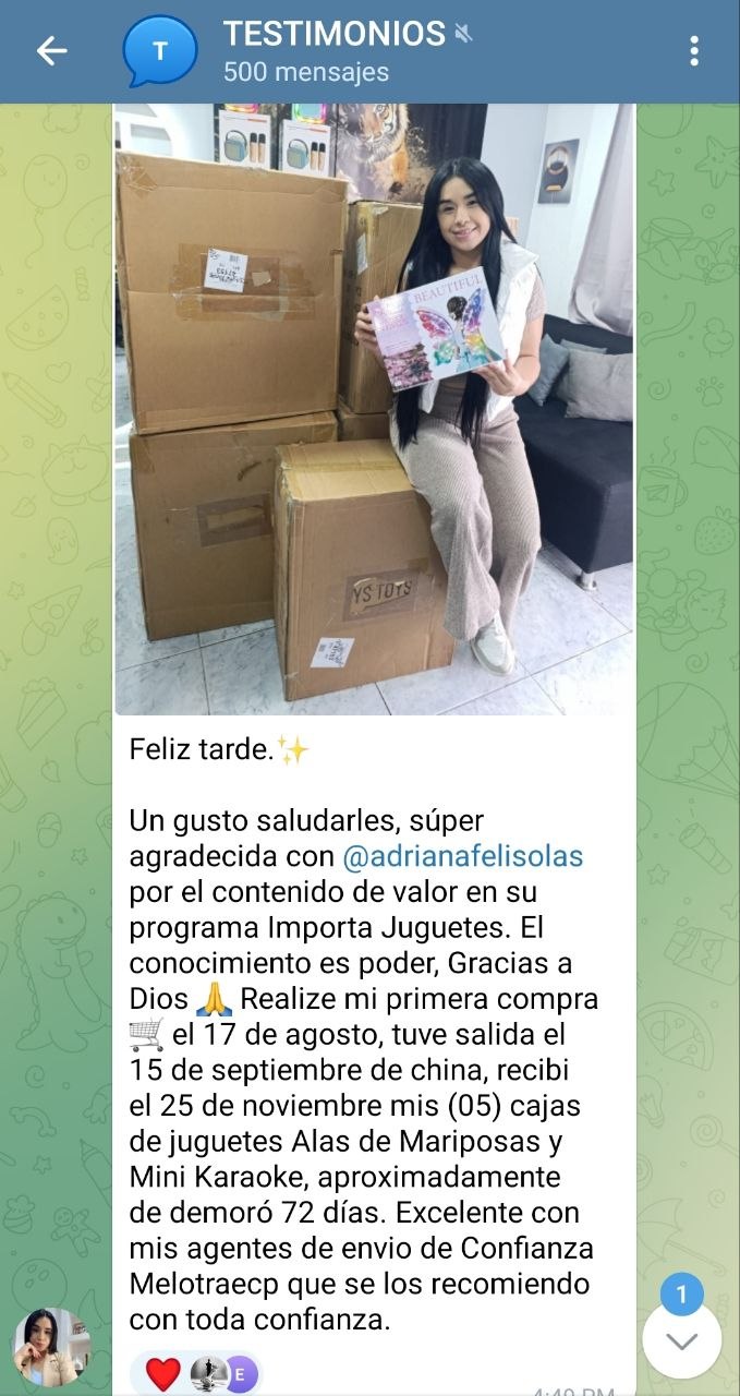 Captura del grupo: una alumna con sus cinco cajas de juguetes y uno de los productos que importó.
