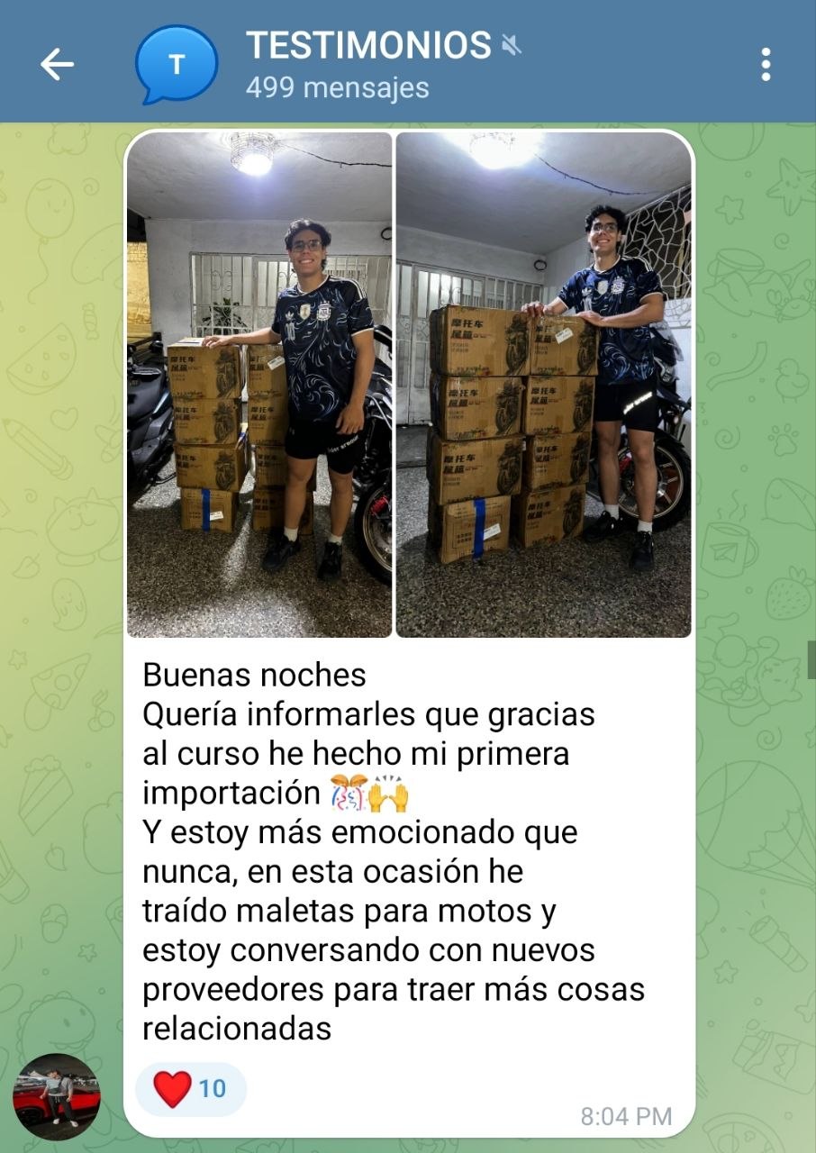 Captura del grupo: un alumno con las cajas de su primera importación de maletas para motos.