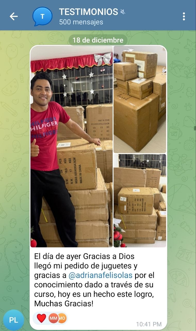 Captura del grupo: un alumno junto a una pila de cajas de juguetes recién llegadas de China.