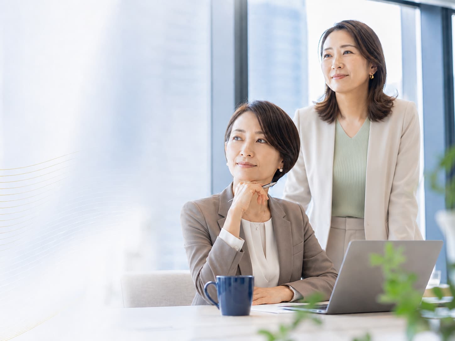オフィスで未来の選択肢を考える女性リーダーたち