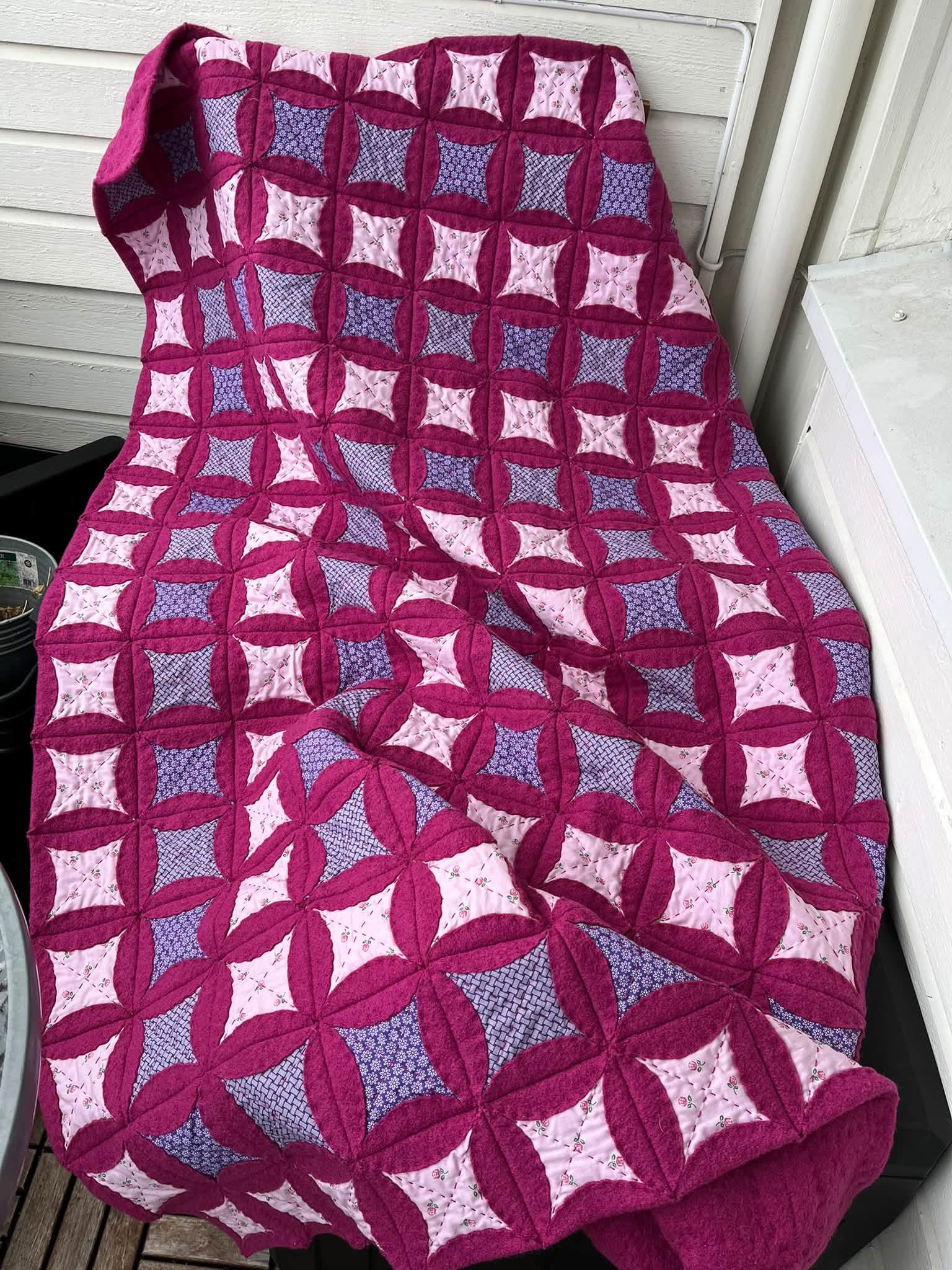 Quilt i japansk bretteteknikk i rosa, lilla og cerise
