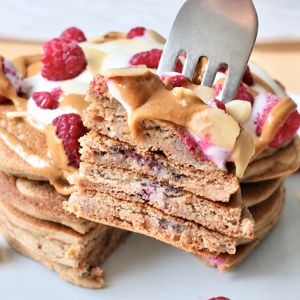 Proteinpannkakor med hallon och mandelsmör