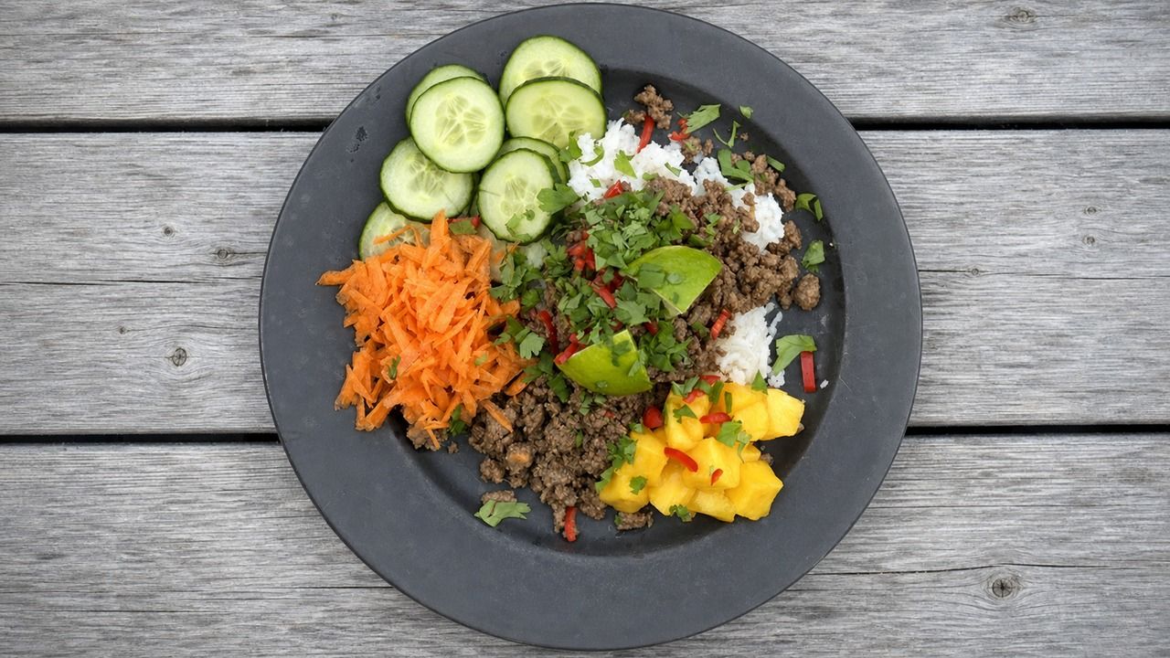 Vietnamesisk köttfärs med blomkålsris och mango