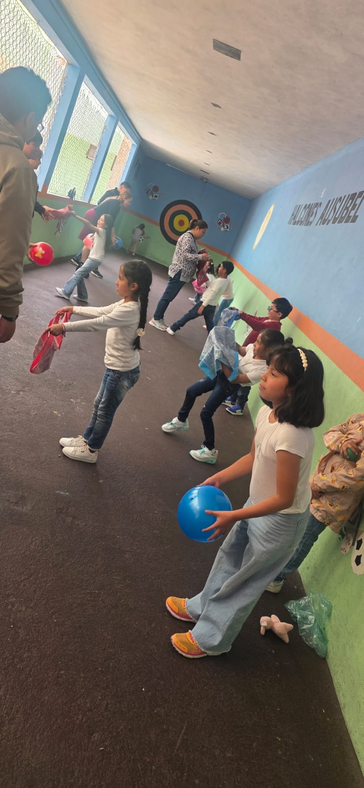 Niñas jugando con pelotas durante una actividad de convivencia