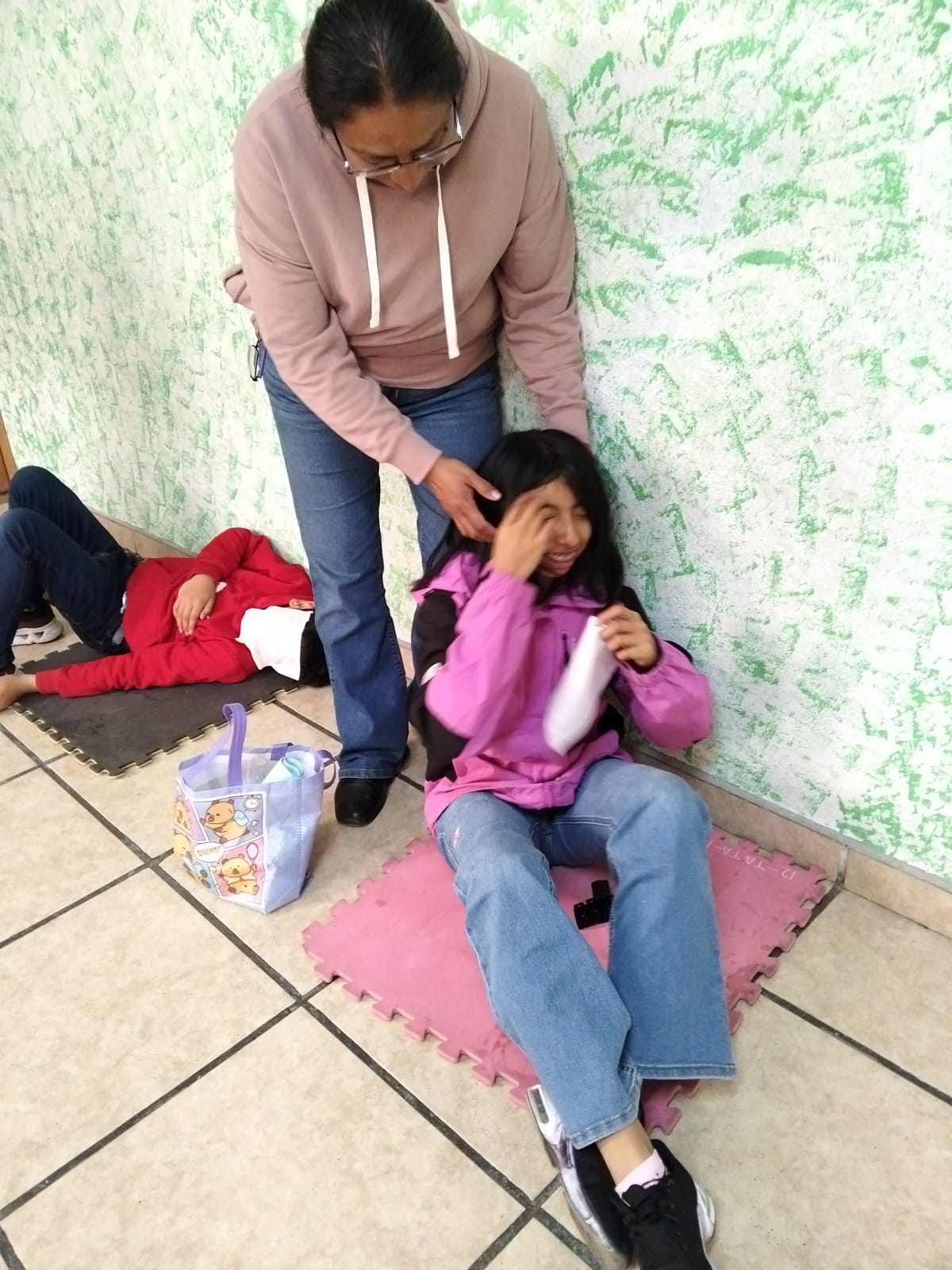 Una madre acompaña a su hija durante una dinámica de convivencia