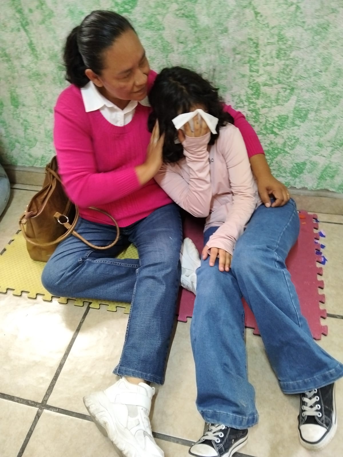 Una madre acompaña a su hija durante una dinámica de confianza