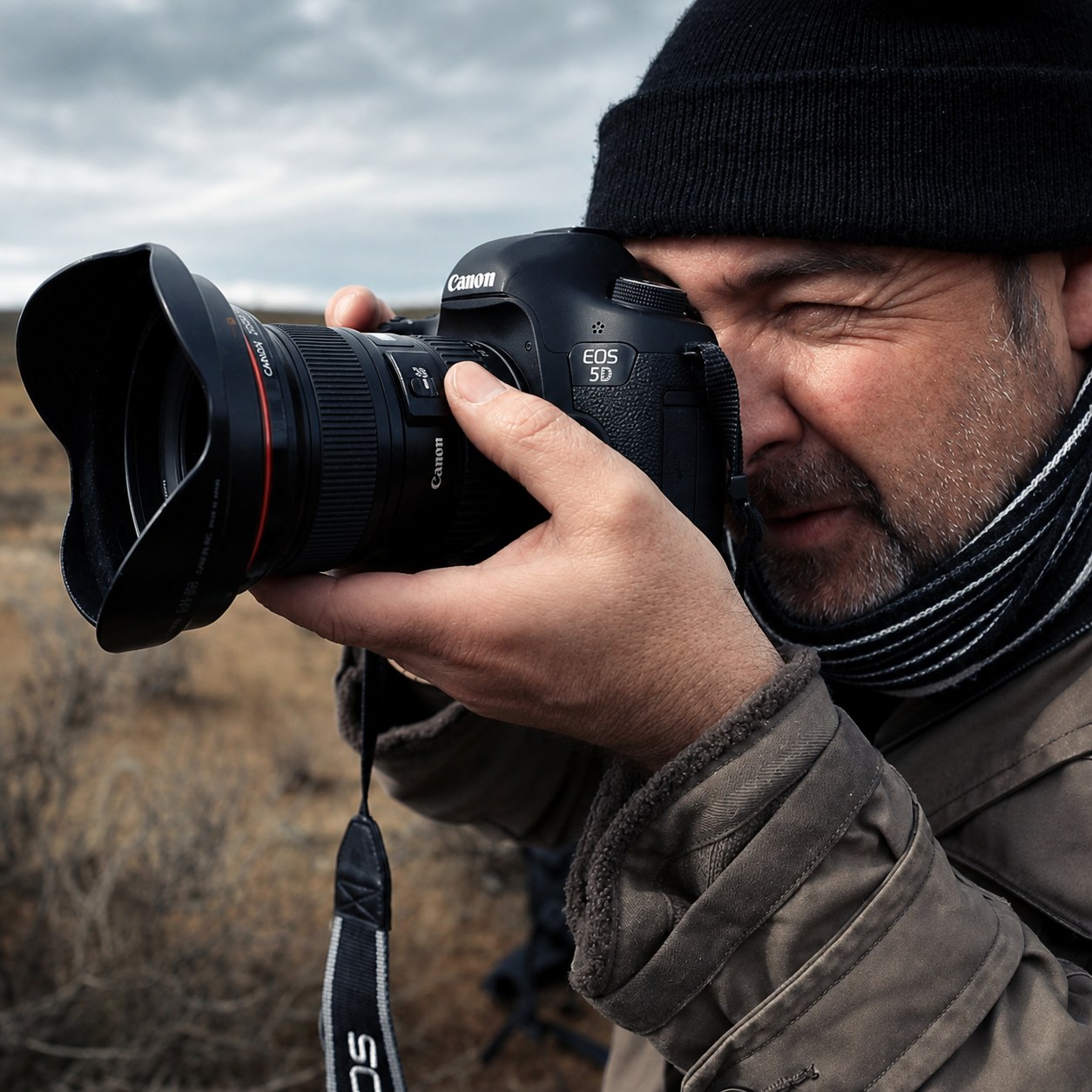 Martin Osner photographing in the field with a Canon EOS 5D