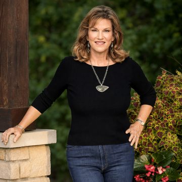 Leslie Hoyt, photographed for the artist portrait made on the course