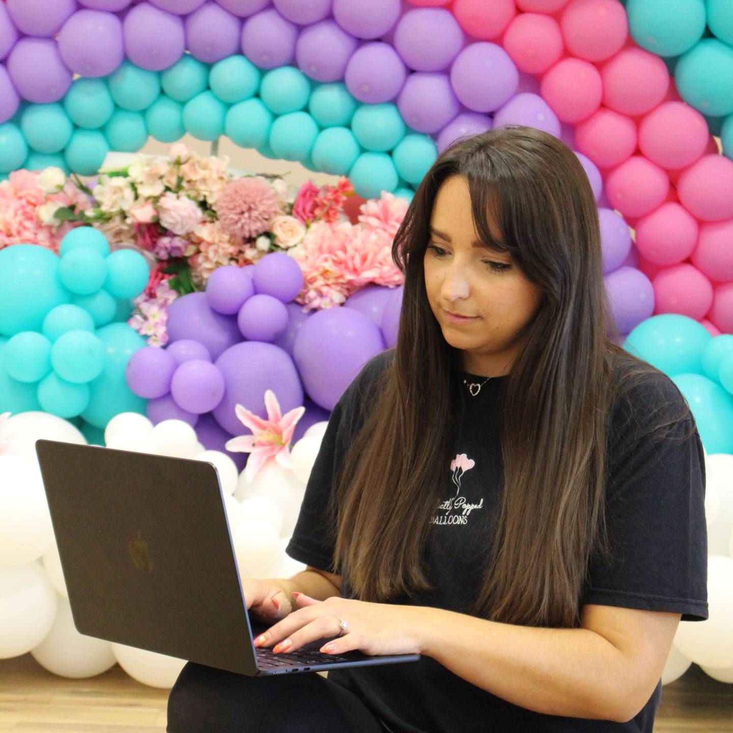 Balloon artists working together