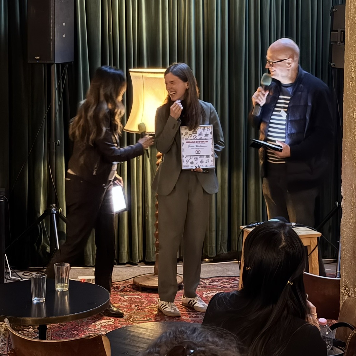Janice Kerschbaumer recevant le prix du meilleur podcast business suisse 2025