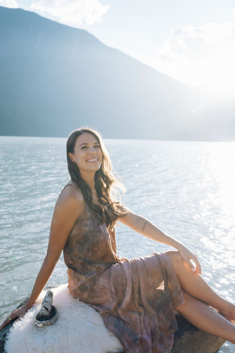 Émilie au bord du lac en fin de journée