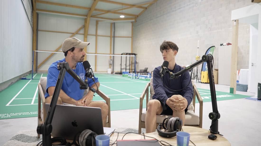 Antoine en interview podcast sur son terrain de badminton privé