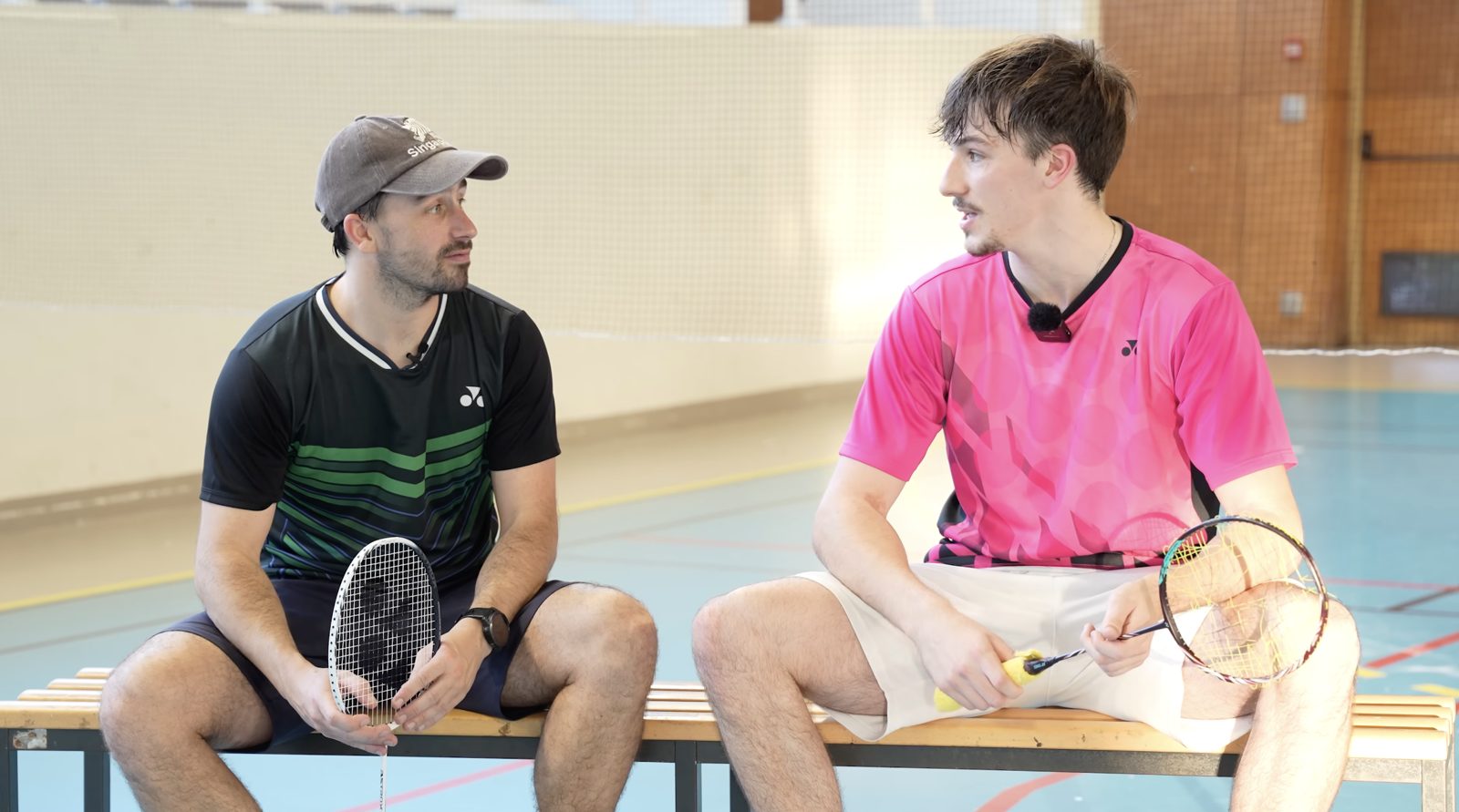 Antoine en interview avec un joueur, dans son gymnase