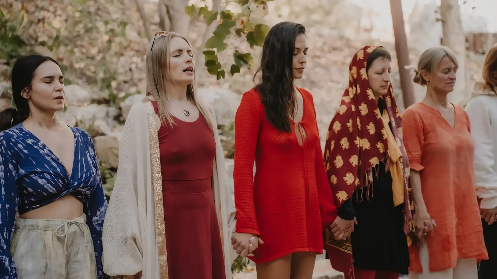 Círculo de mujeres cantando