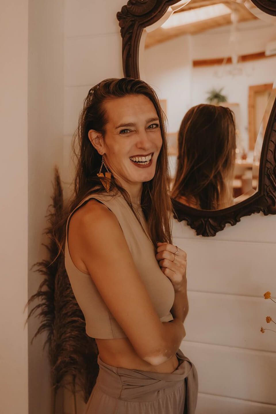 Mujer riendo frente a un espejo