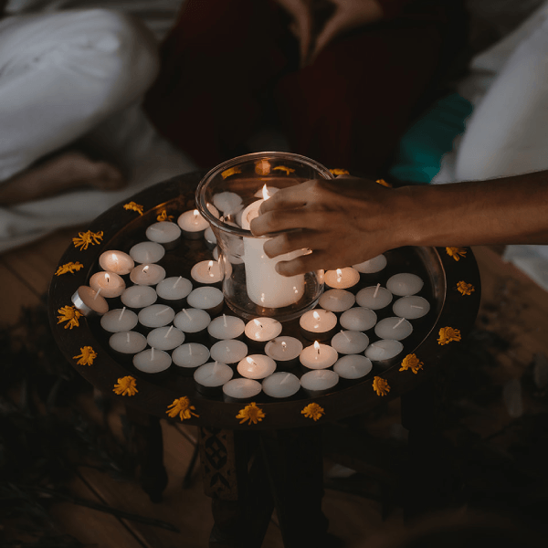 Círculo de velas encendidas en ritual