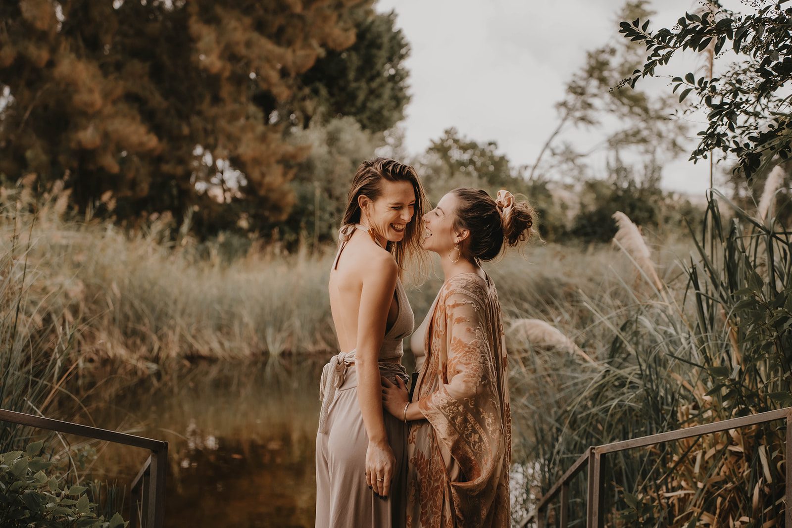 Amanda y Arja junto al lago