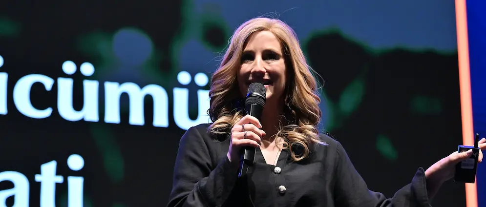 Mimi speaking with microphone