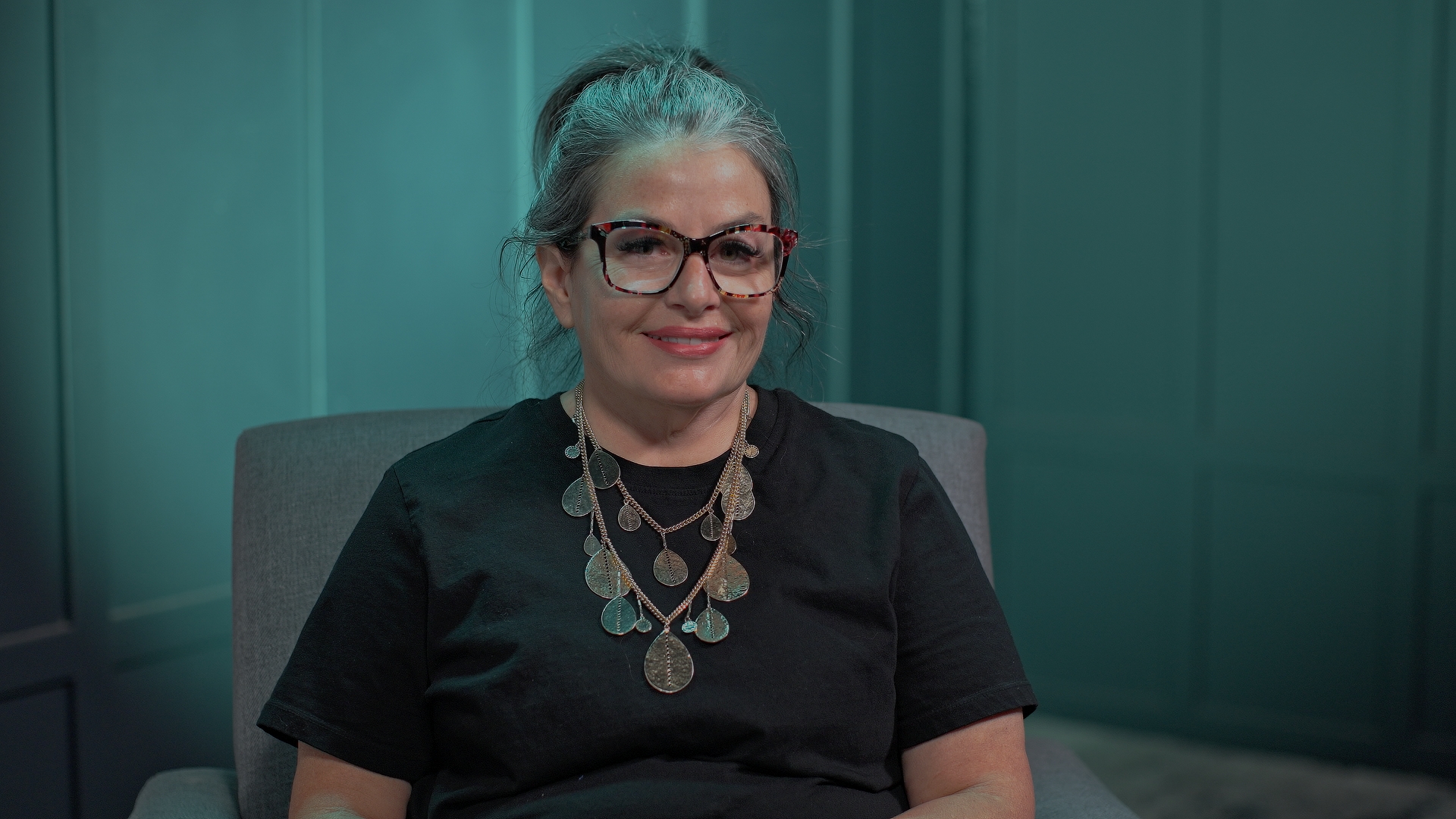 Finished interview frame with a colored background vignette and matching colored top light