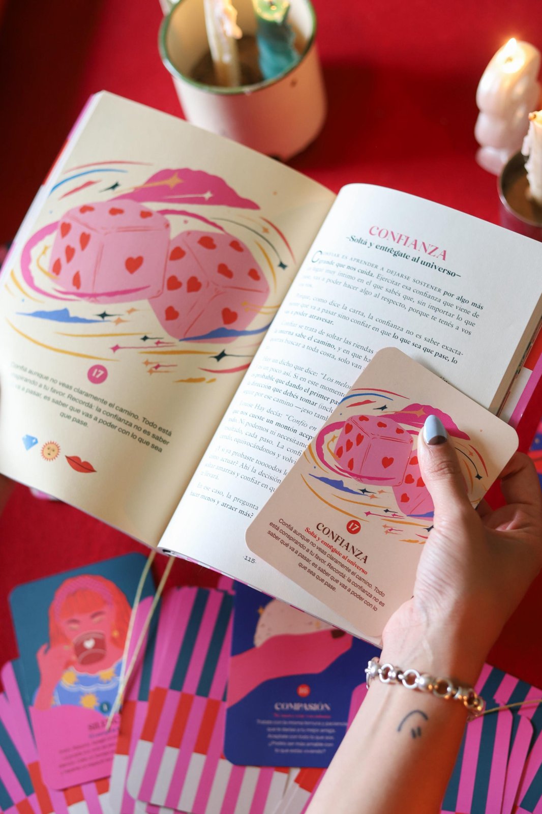 El libro-oráculo abierto con una carta en la mano