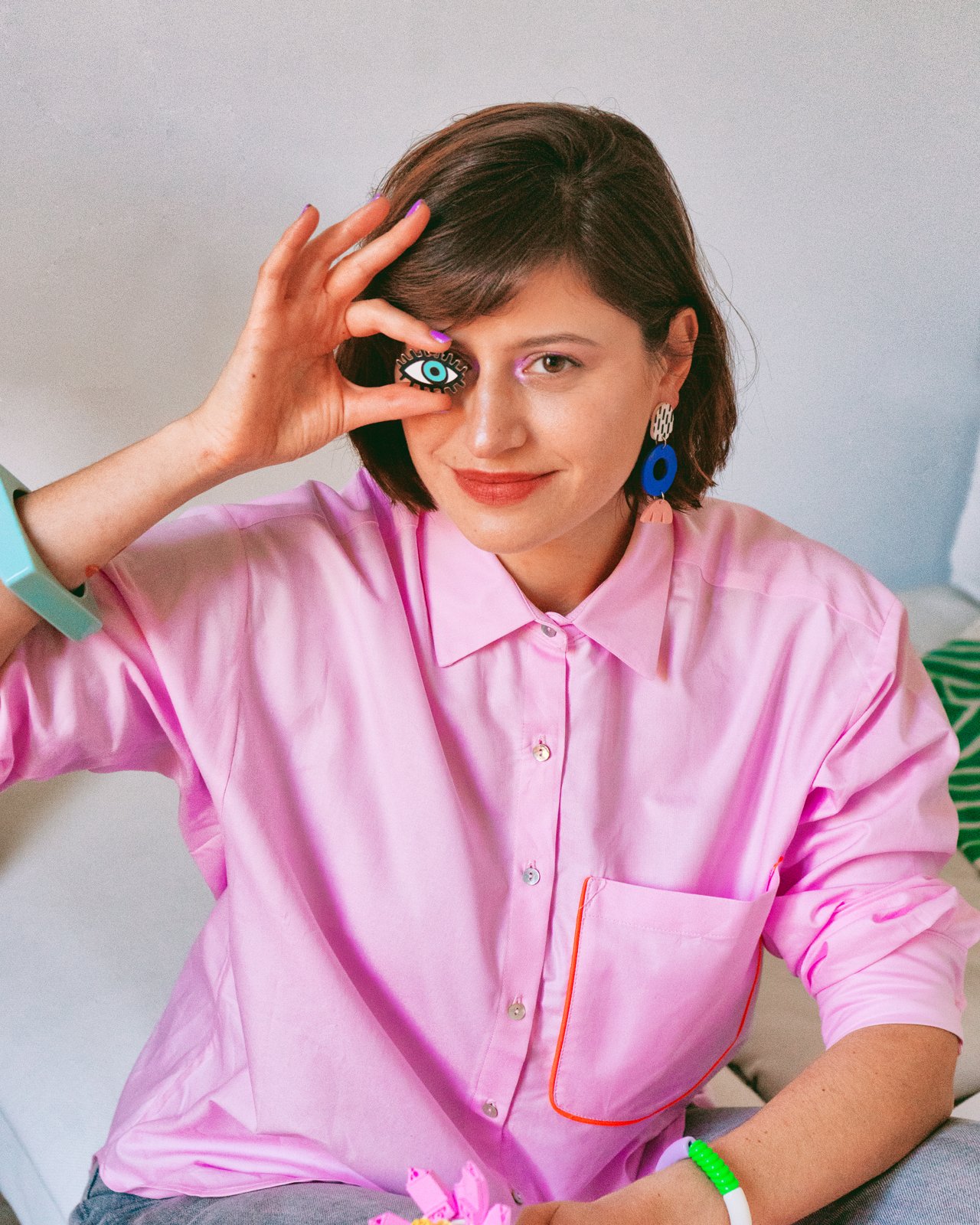 Bárbara sonriendo, con camisa rosa