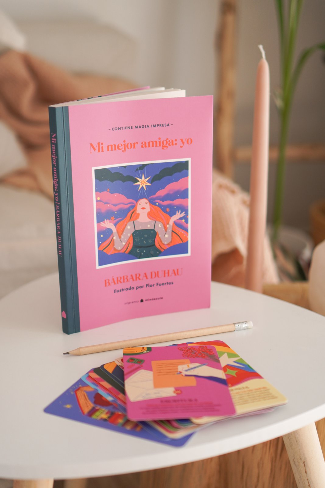 El libro Mi Mejor Amiga: Yo con sus cartas sobre una mesa