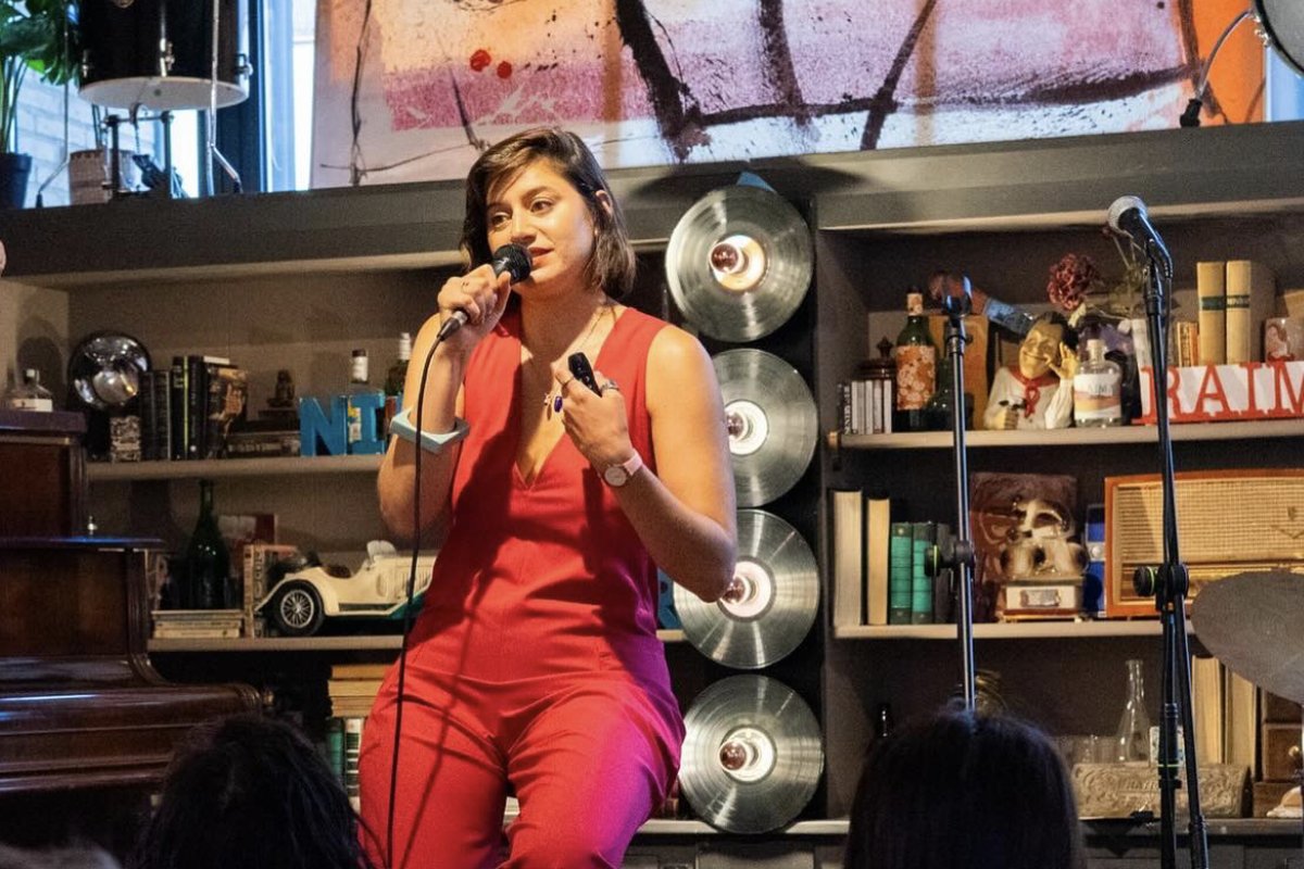 Bárbara hablando con micrófono frente a un grupo