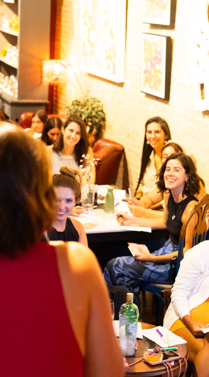 Bárbara de espaldas frente a un grupo de mujeres sonriendo