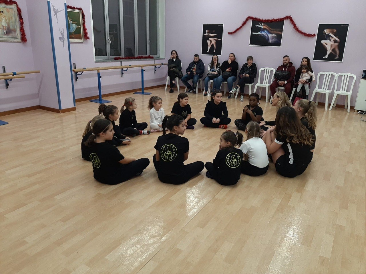 Roberta in cerchio con le allieve durante una lezione