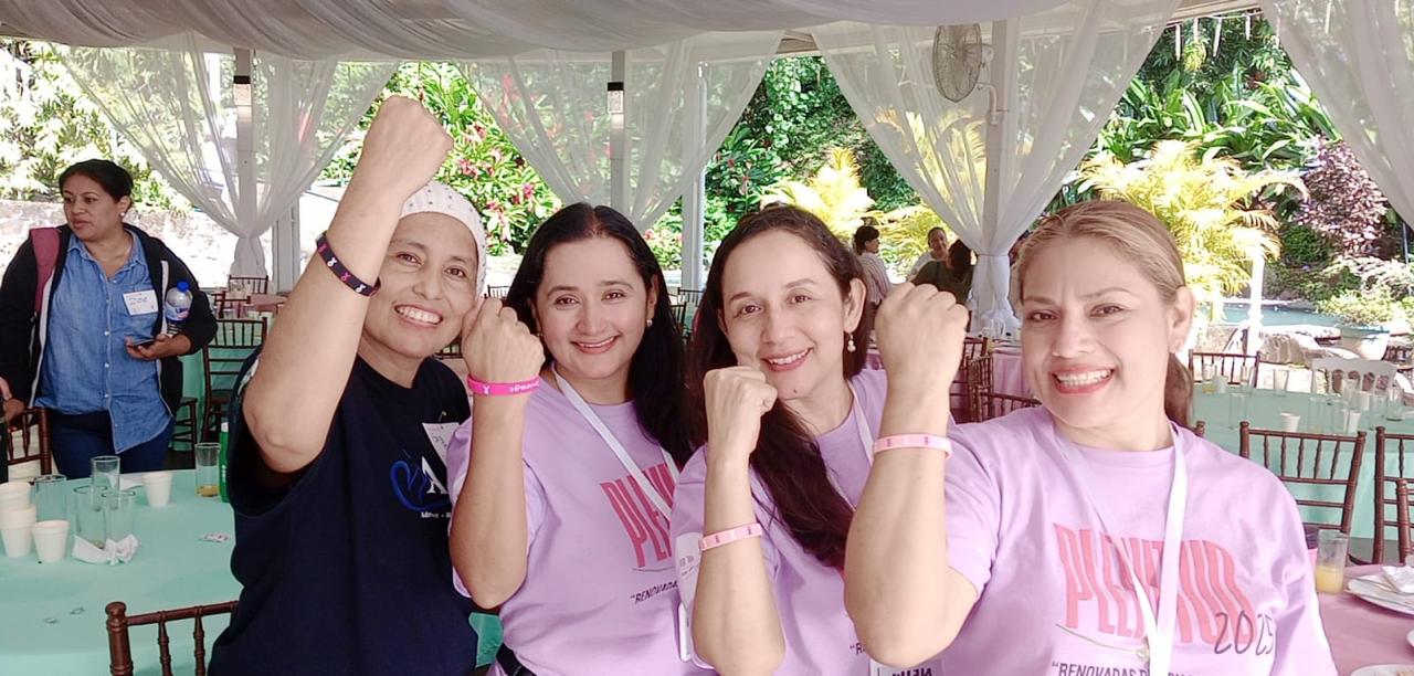 Mujeres reunidas abrazando la causa Mujeres Abrazando Mujeres