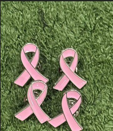 Pines rosados alusivos a la prevención del cáncer de mama