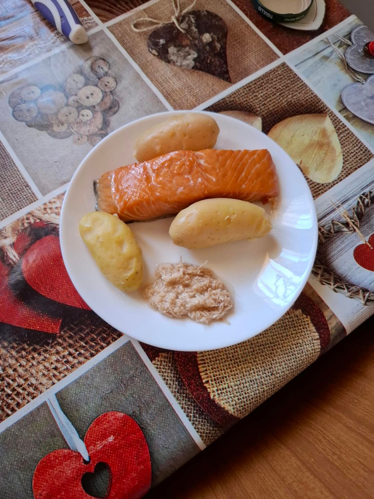 Somon cu cartofi și sos cremos
