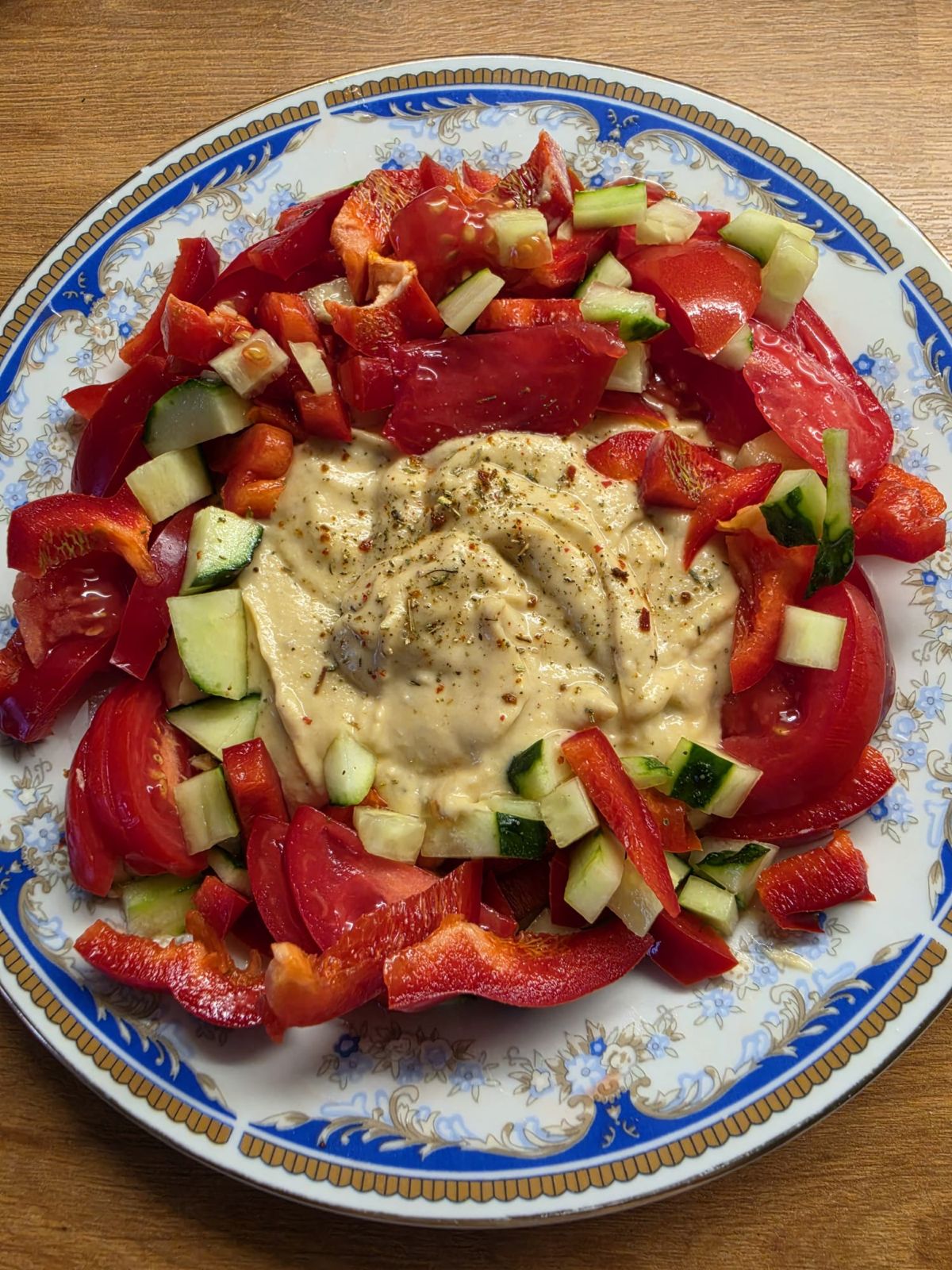 Hummus cu roșii, castravete și ardei