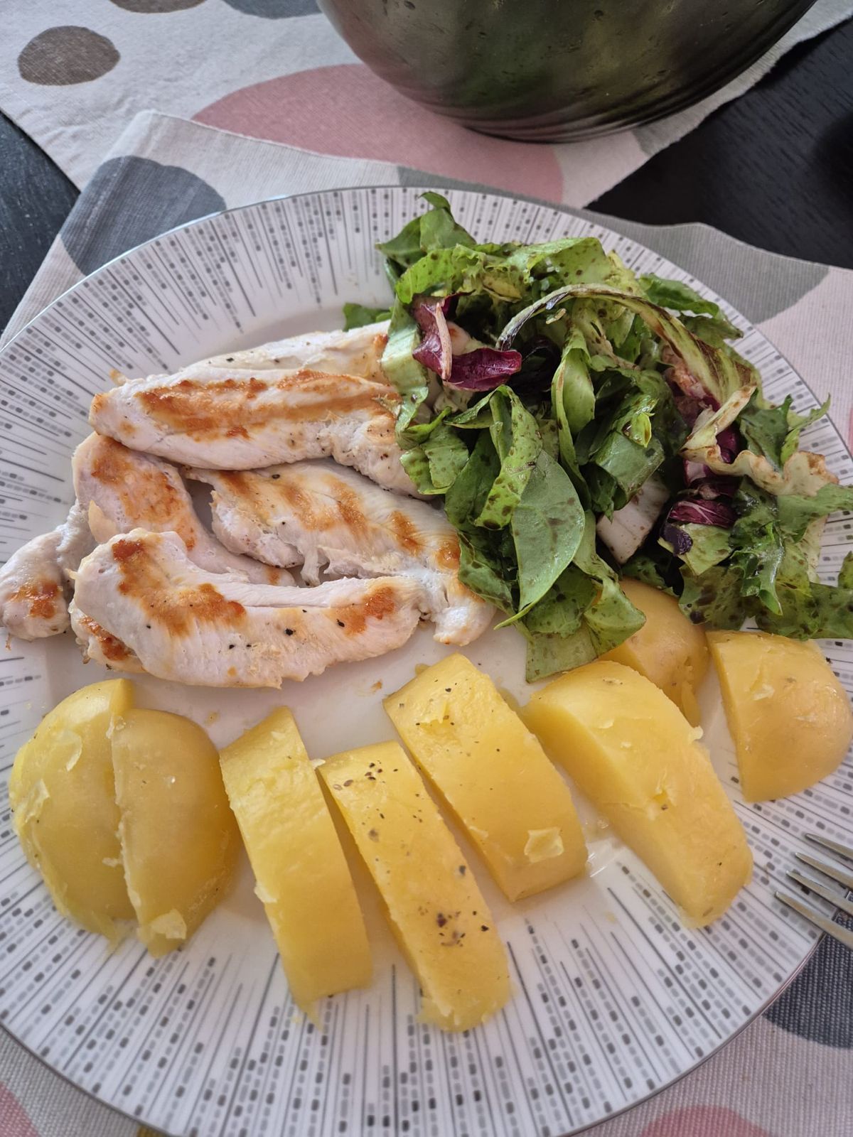 Piept de pui cu cartofi și salată verde