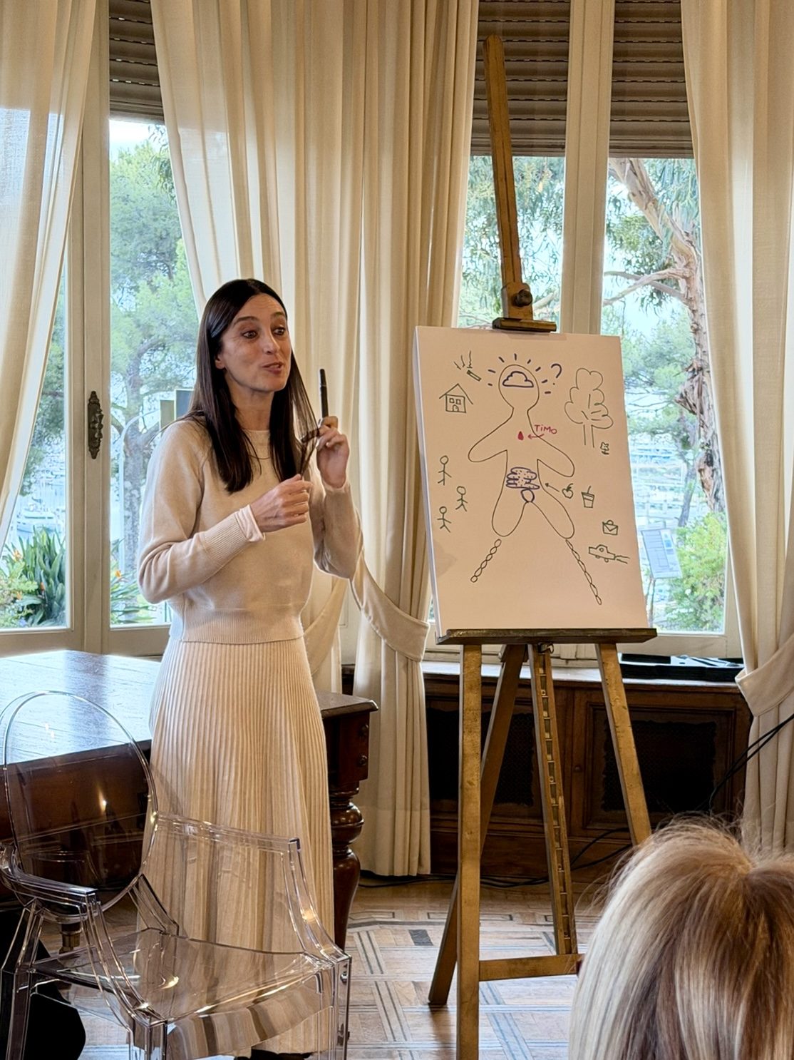 La Dr.ssa Roberta Corti durante un incontro Krisalidi